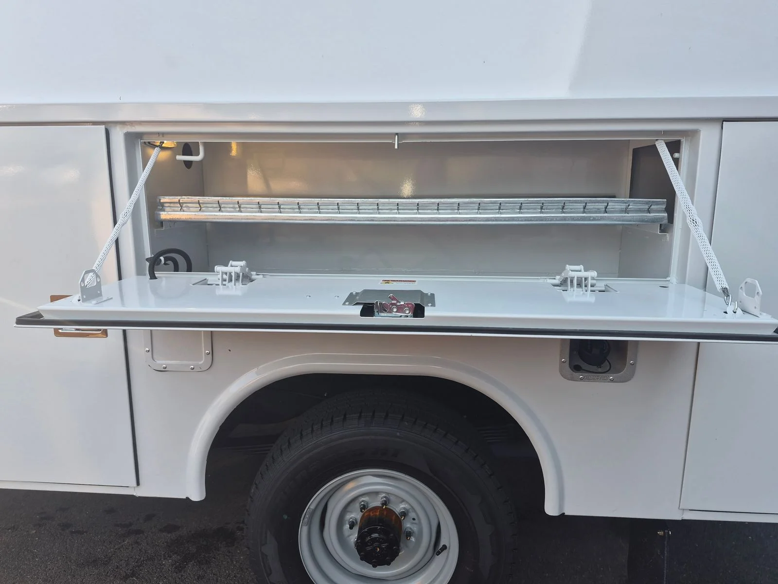 New 2027 Oxford White Ford CSV BODY image 4