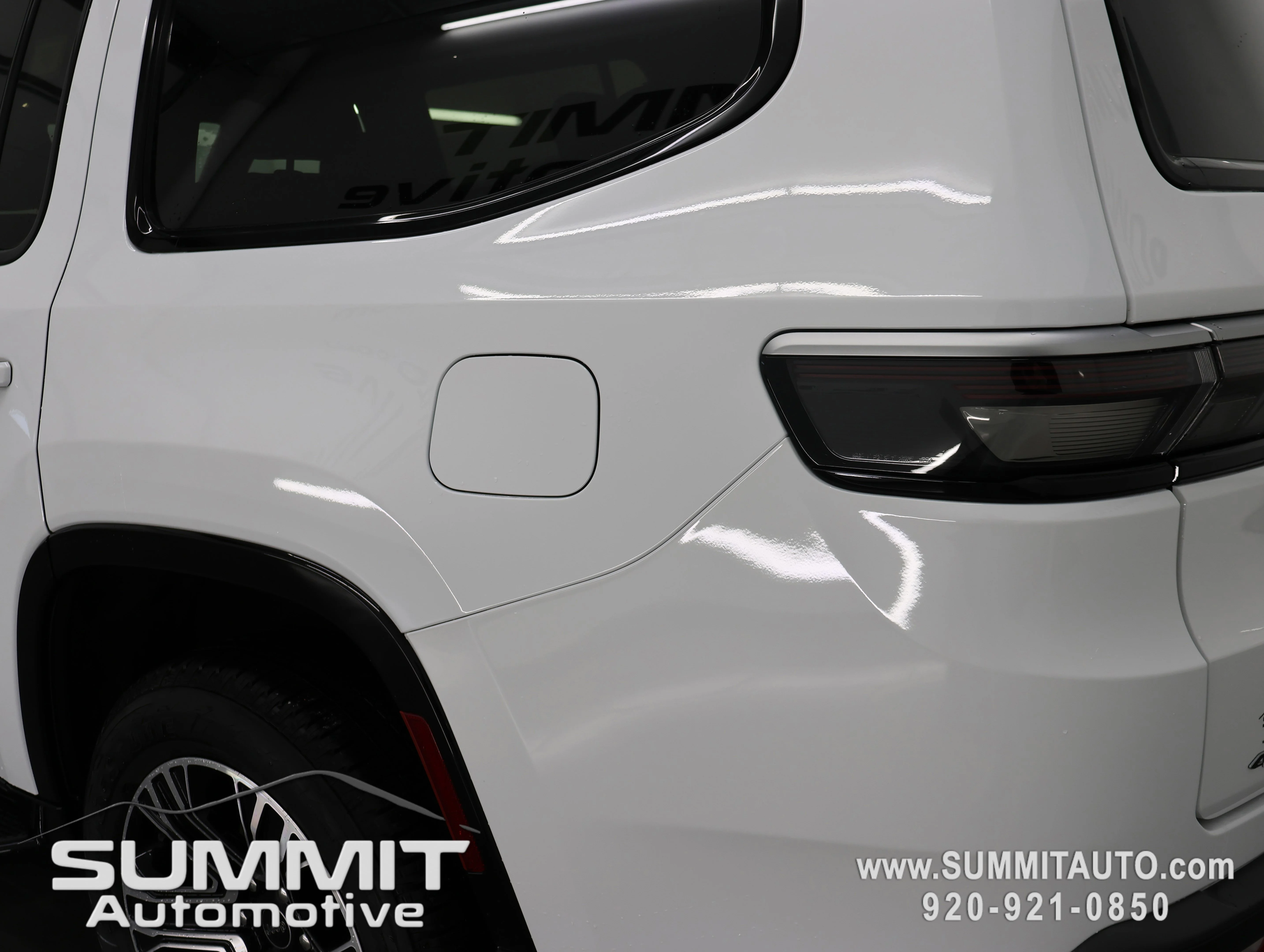 New 2026 Bright White Clear-Coat Exterior Paint Jeep  image 31