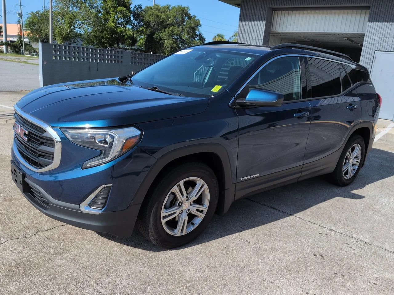 Used 2020 Blue Emerald Metallic GMC SLE image 8