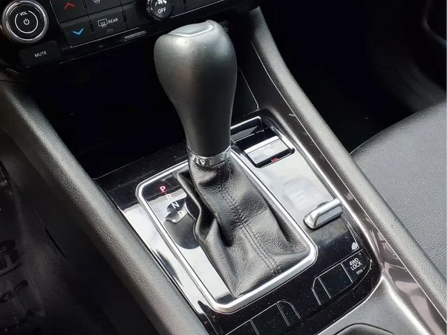 Used 2024  Jeep Latitude image 11