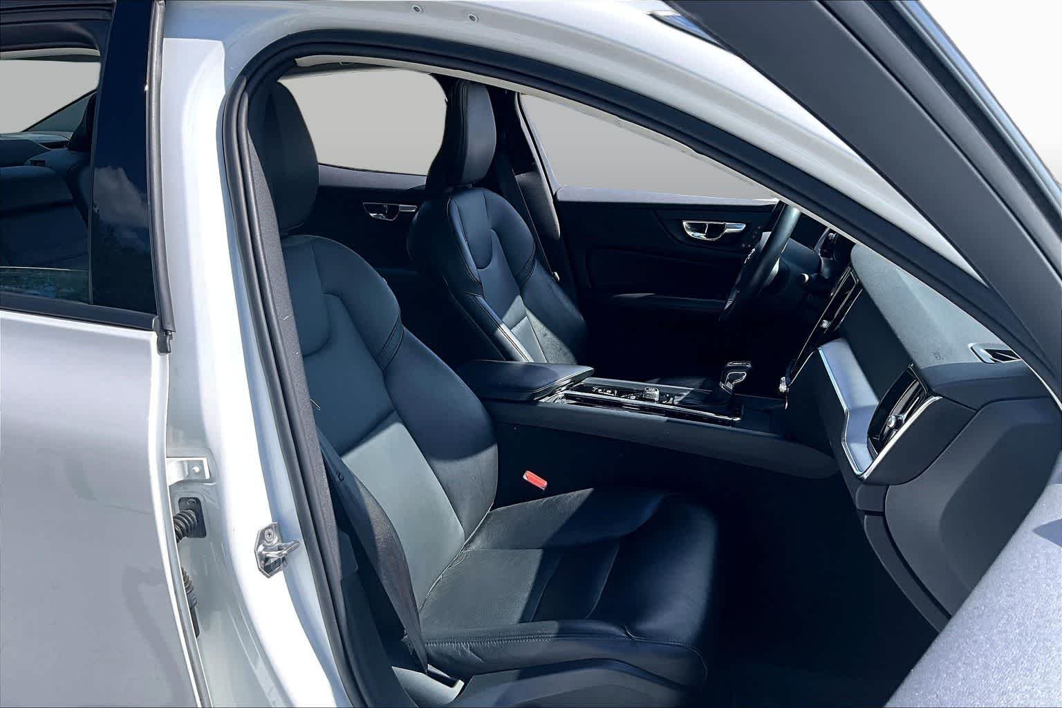 Used 2020 Crystal White Pearl Metallic Volvo Momentum image 9
