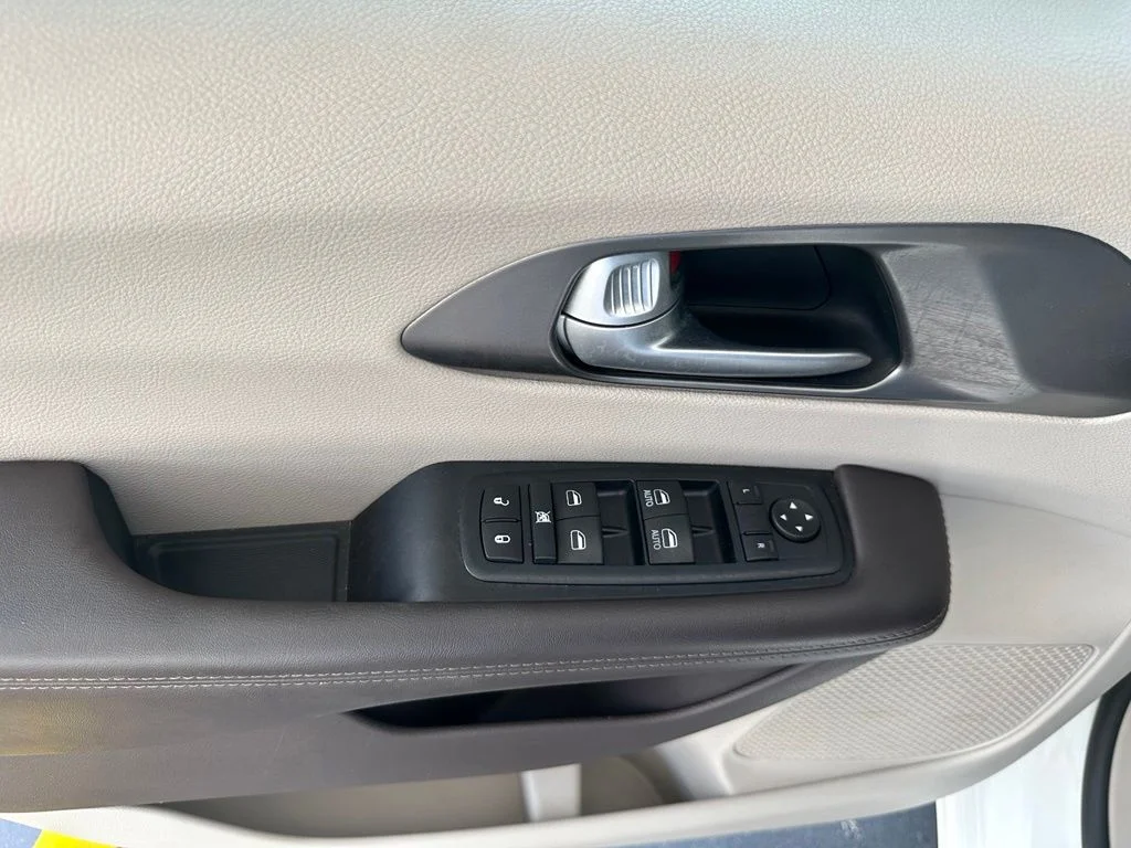 Used 2017 White Chrysler Touring image 12