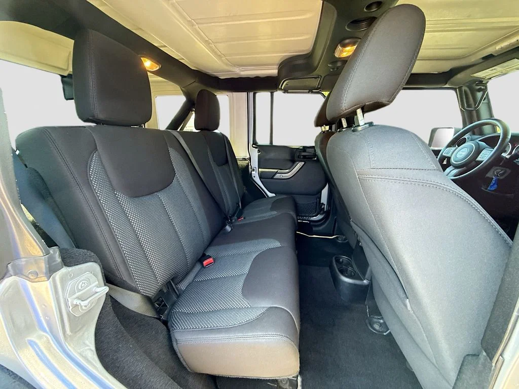Used 2016 Billet Silver Metallic Clearcoat Jeep Black Bear image 22