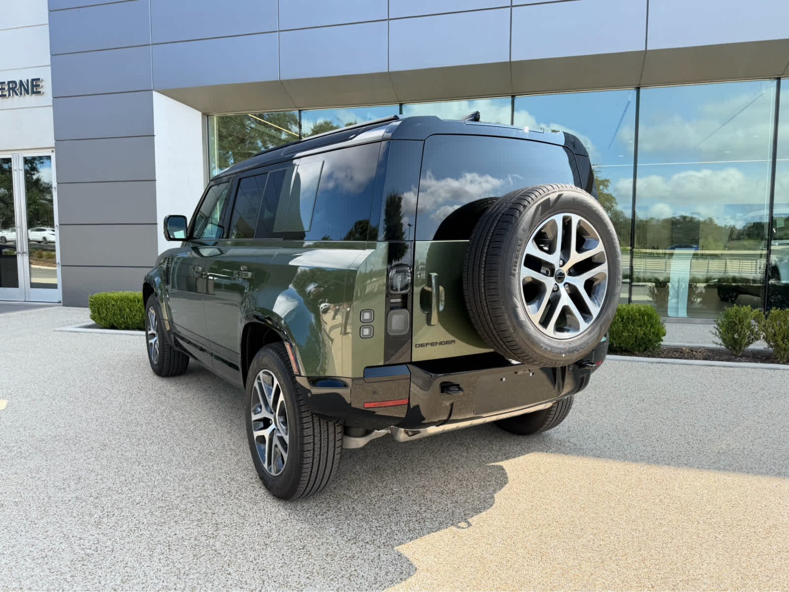 New 2026 Woolstone Green Land Rover X-Dynamic SE image 6