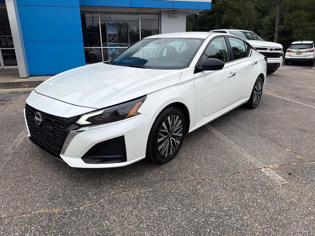 Used 2025 White Nissan SV image 1