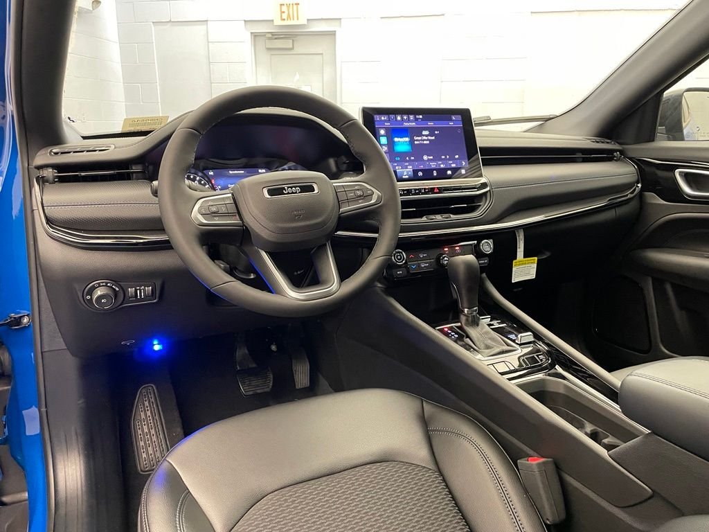 New 2026 Hydro Blue Pearl-Coat Exterior Paint Jeep Latitude image 9