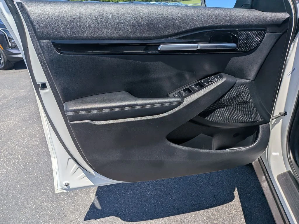 Used 2025 Snow White Pearl Kia S image 13