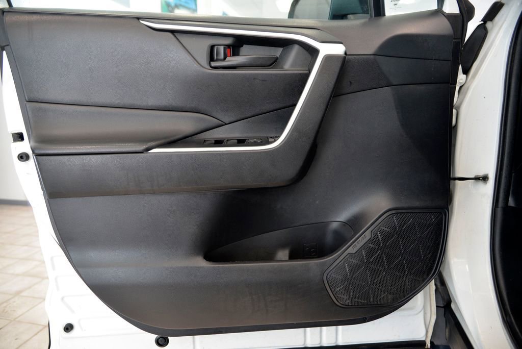 2020 Toyota RAV4 LE - Photo 14