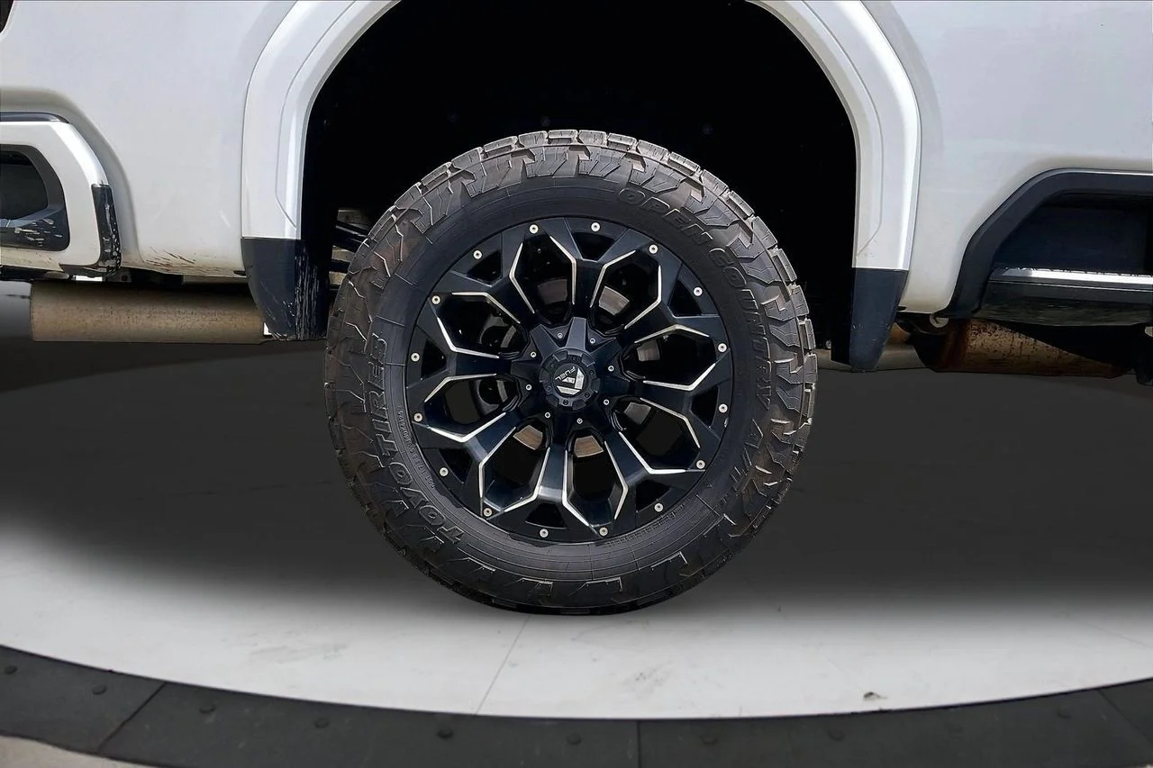 Used 2021 White GMC Denali image 38