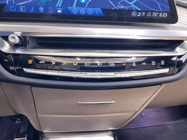 2025 Cadillac LYRIQ Luxury 3 - Photo 23