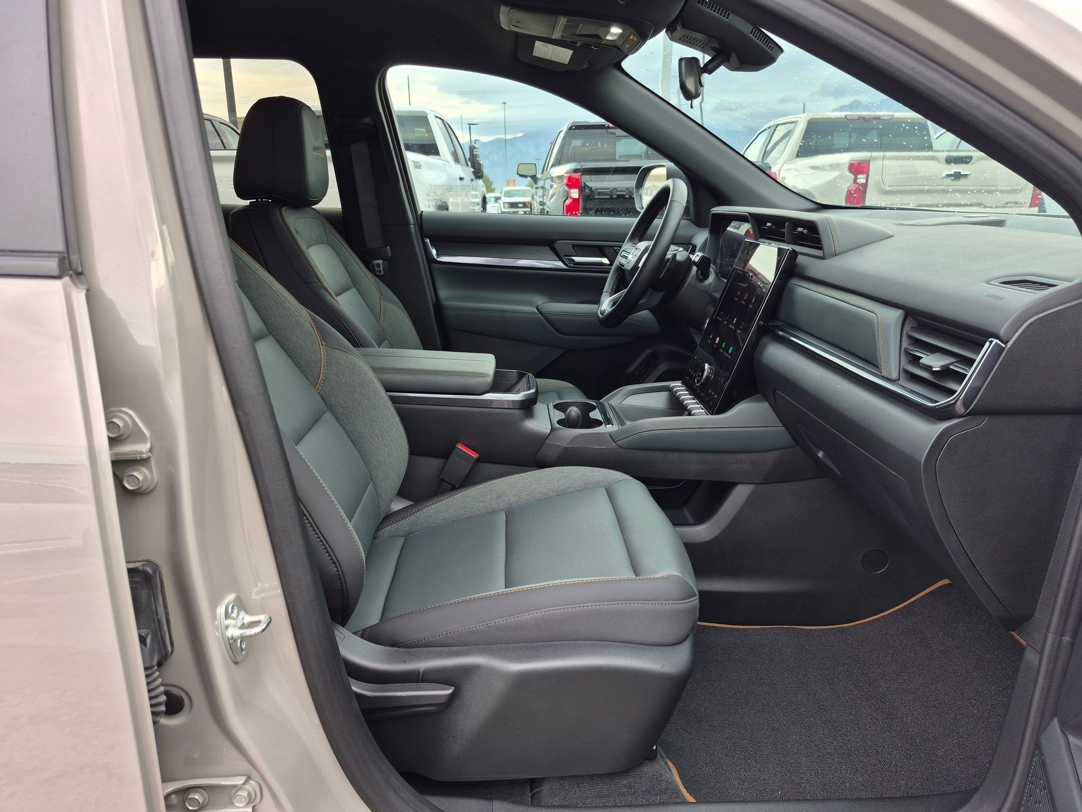 Used 2026 Riverstone Metallic GMC AWD AT4 image 29