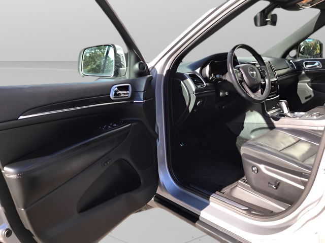 Used 2019 Silver Jeep Limited image 10