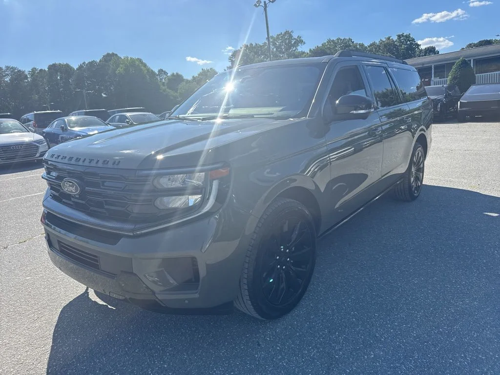 Used 2025 Green Ford Platinum image 1