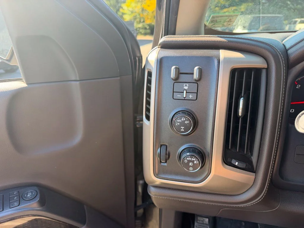 Used 2015 Silver GMC Denali image 12