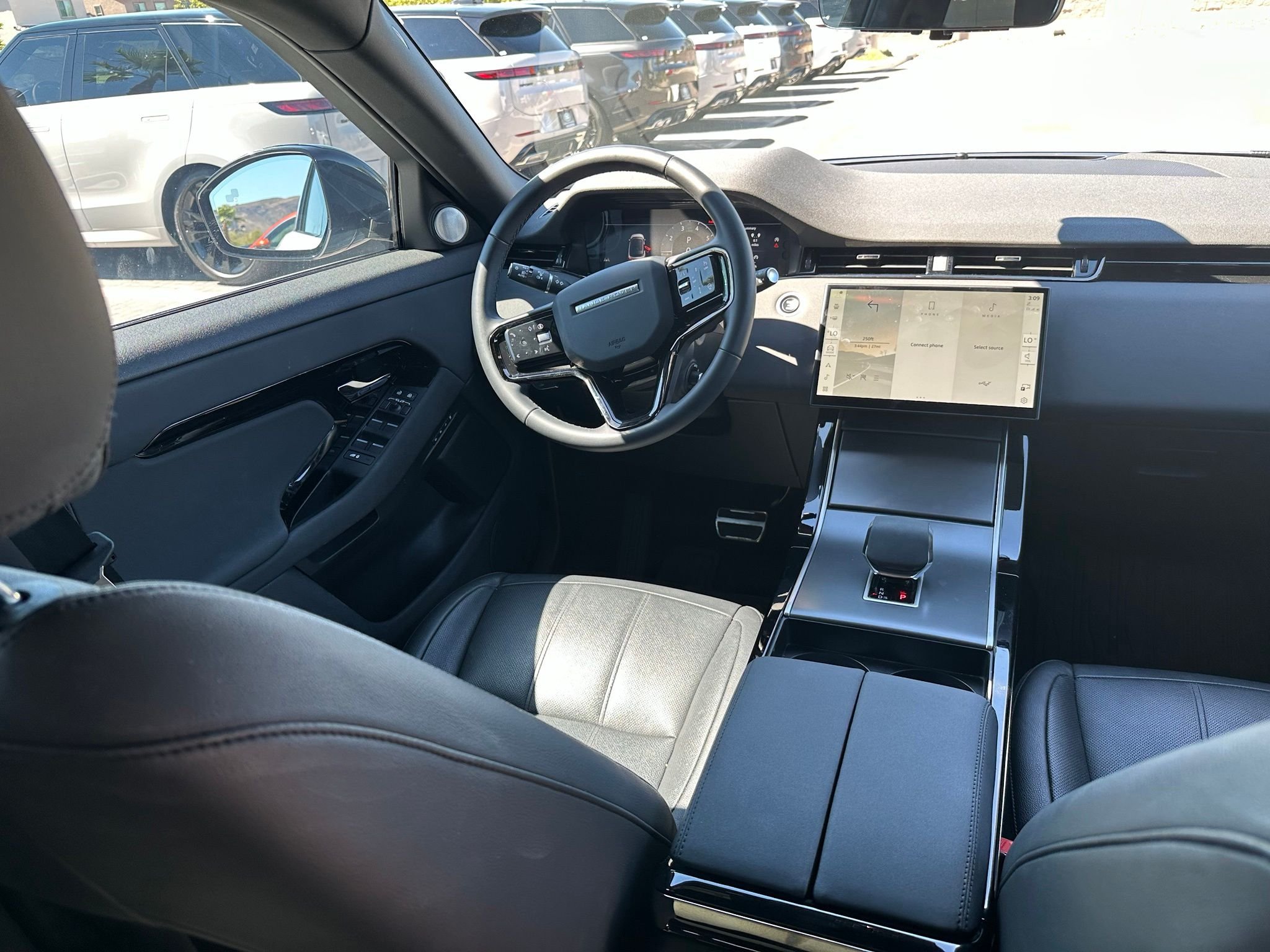 Used 2024 Fuji White Land Rover Dynamic image 5