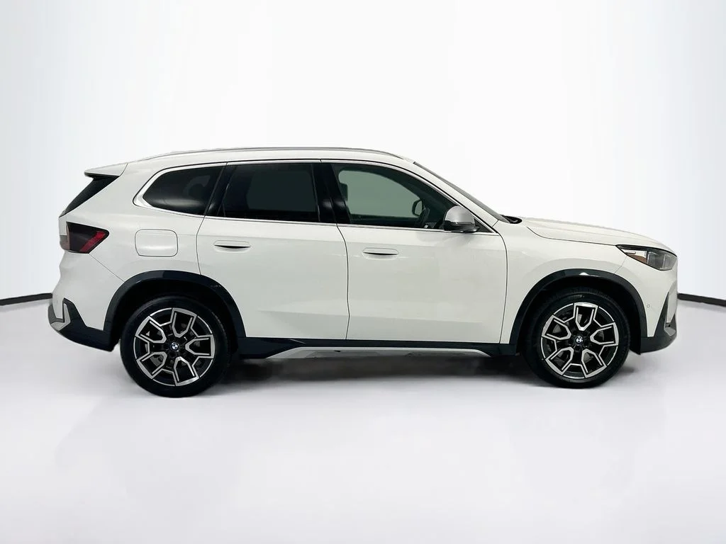 Used 2023 White BMW xDrive28i image 4