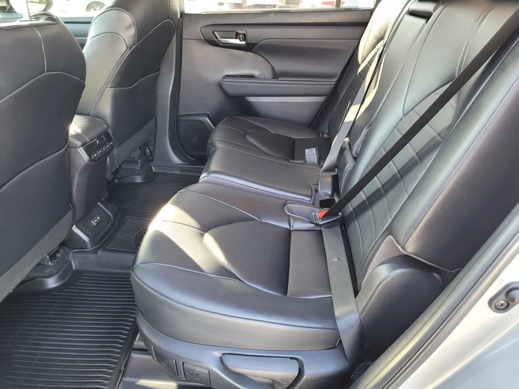 Used 2023  Toyota L image 11