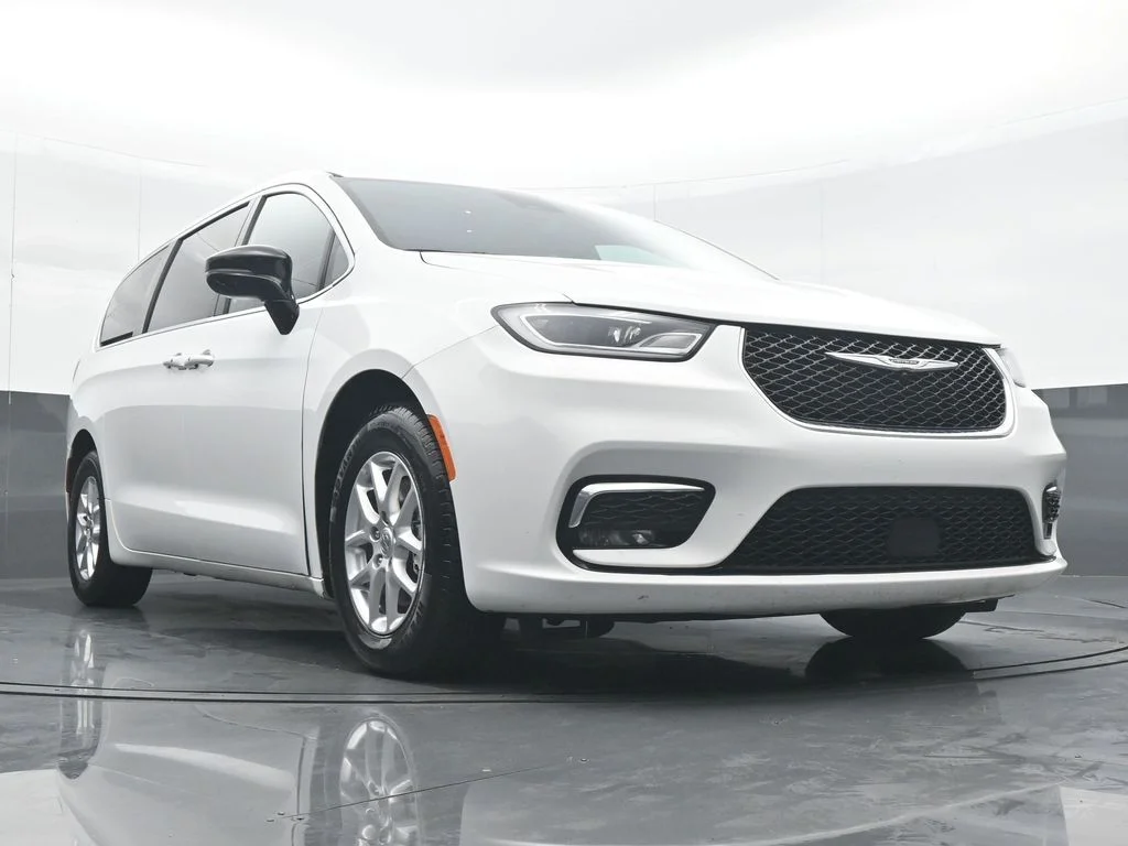 Used 2025 White Chrysler Select image 33