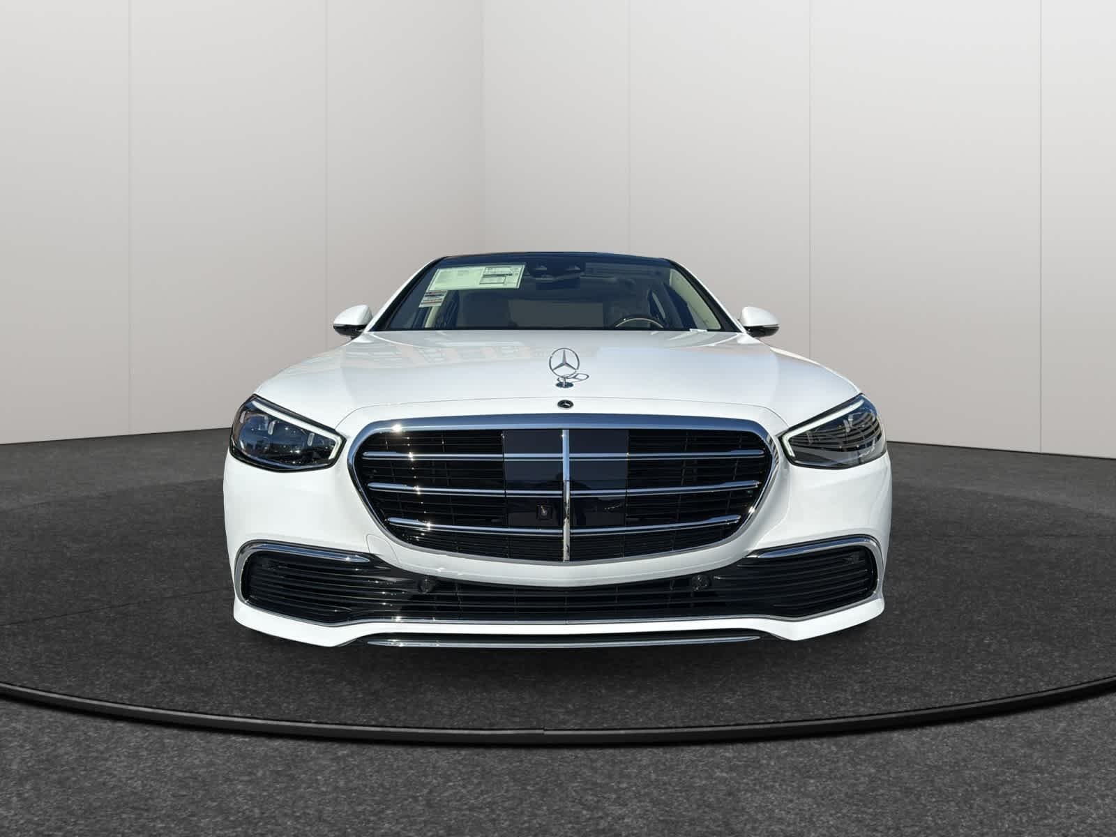 New 2026 MANUFAKTUR Moonlight White Metallic Mercedes-Benz S 580 image 2