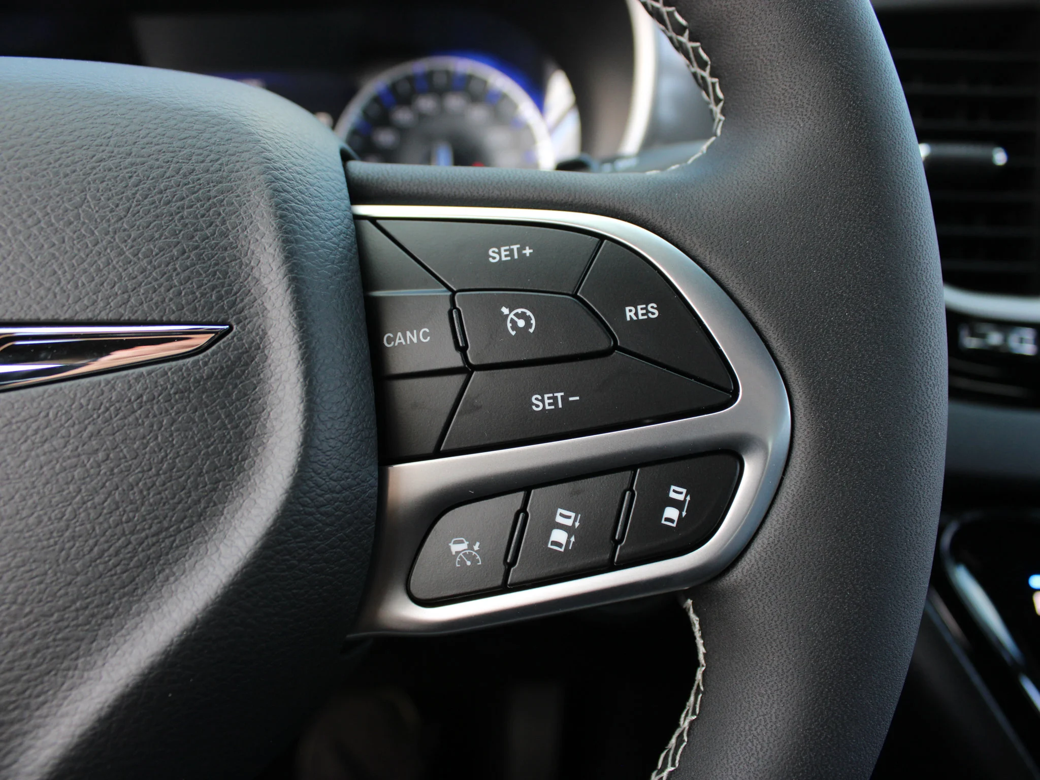 Used 2025 White Chrysler SXT*, Remote Start, Heated Leather, Lane Departure Warning image 16