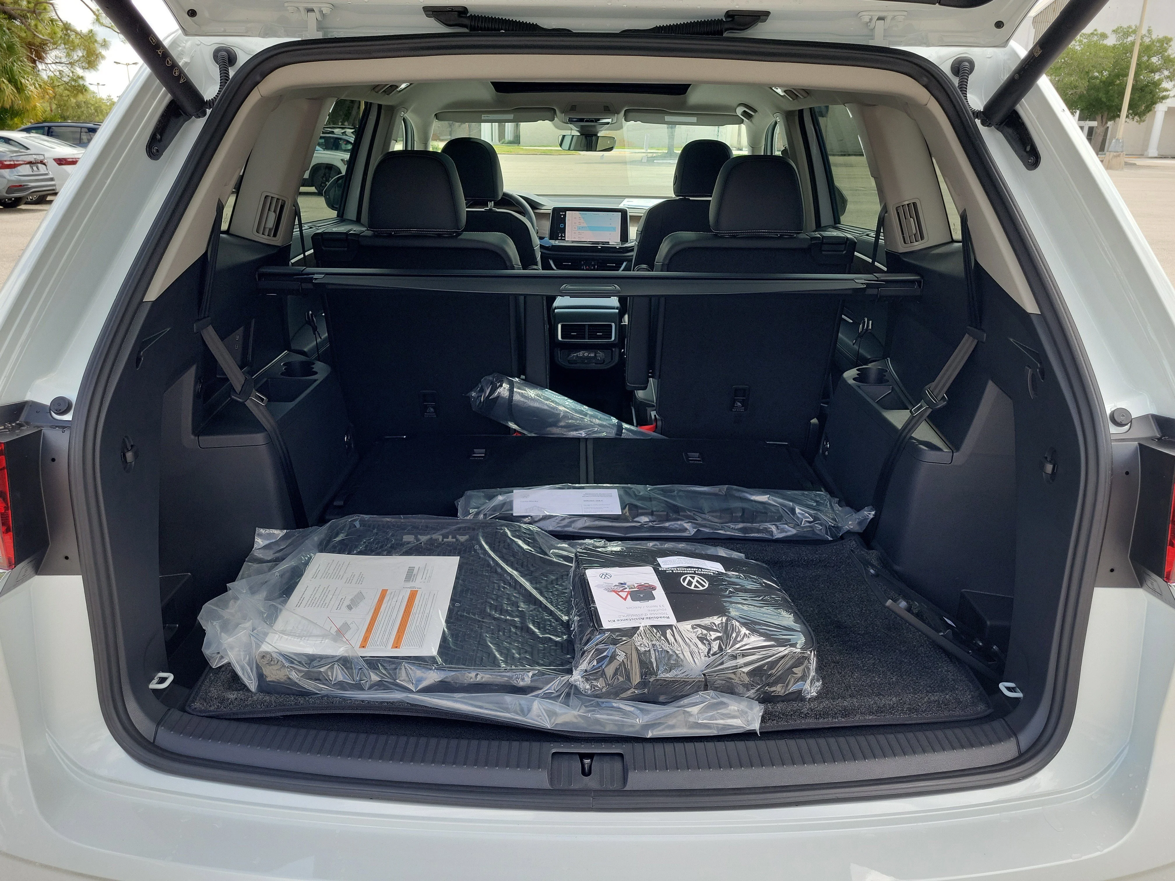 New 2026 White Volkswagen SE w/Technology image 10