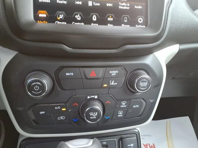2022 Jeep Renegade Latitude - Photo 19