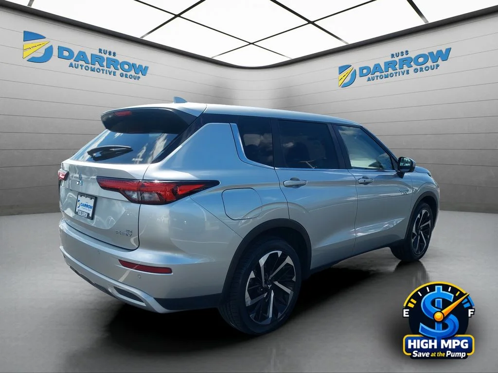 Used 2024 Silver Mitsubishi SE image 5