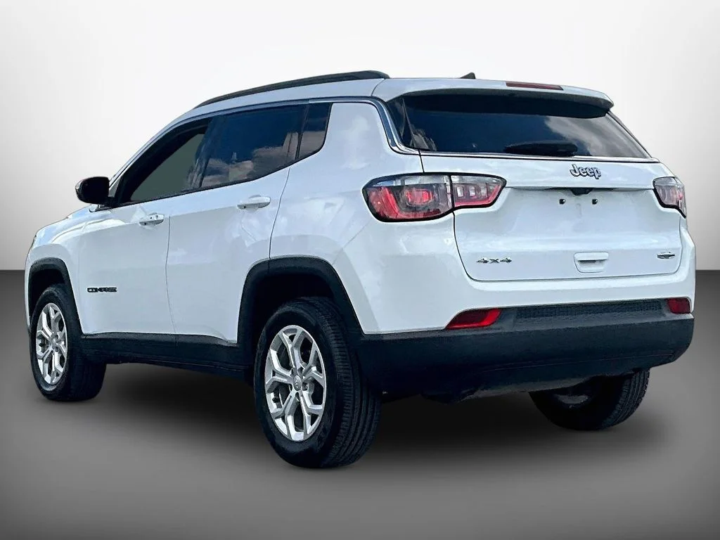 Used 2024 White Jeep Latitude image 4
