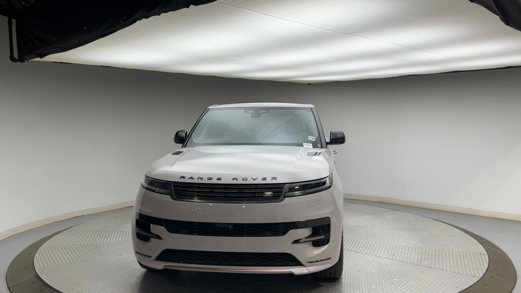 Used 2025  Land Rover Dynamic SE image 7