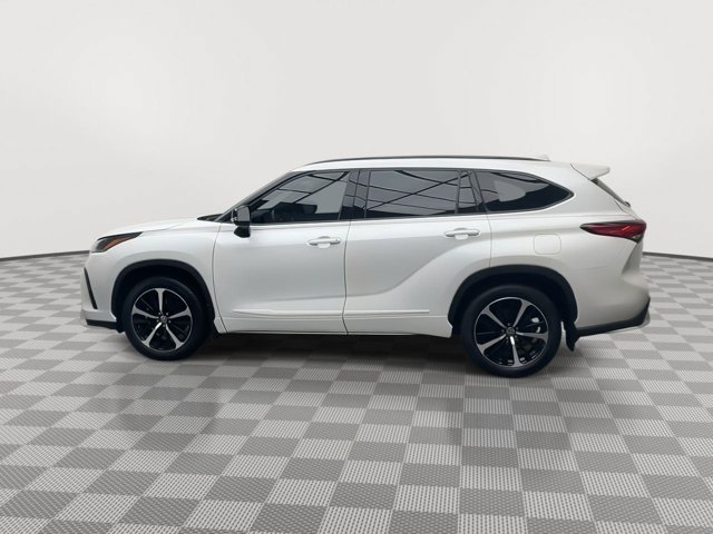 Used 2022 Wind Chill Pearl Toyota XSE image 38