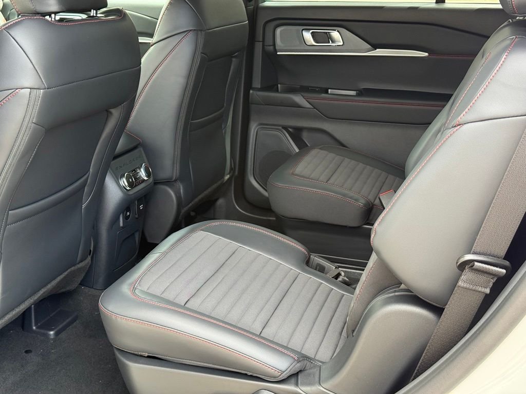 New 2027 Star White Metallic Tri-Coat Ford ST-Line image 7