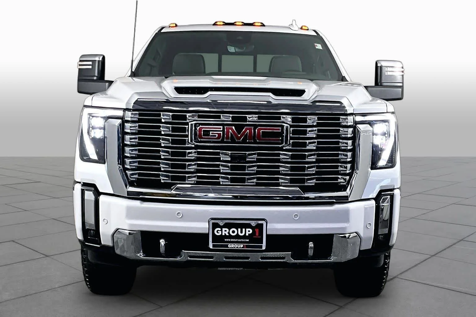 Used 2024 White Frost Tricoat GMC Denali image 4