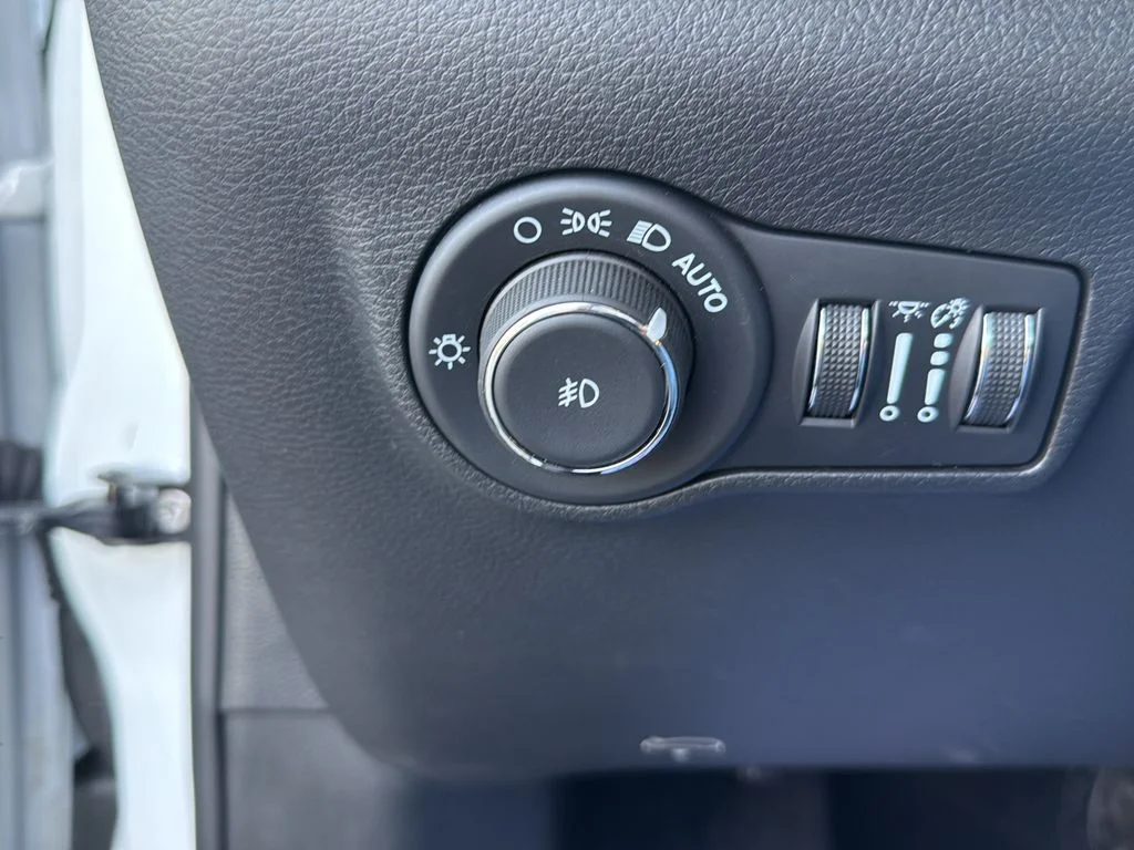 Certified Used 2025 White/off-white Jeep Latitude image 18