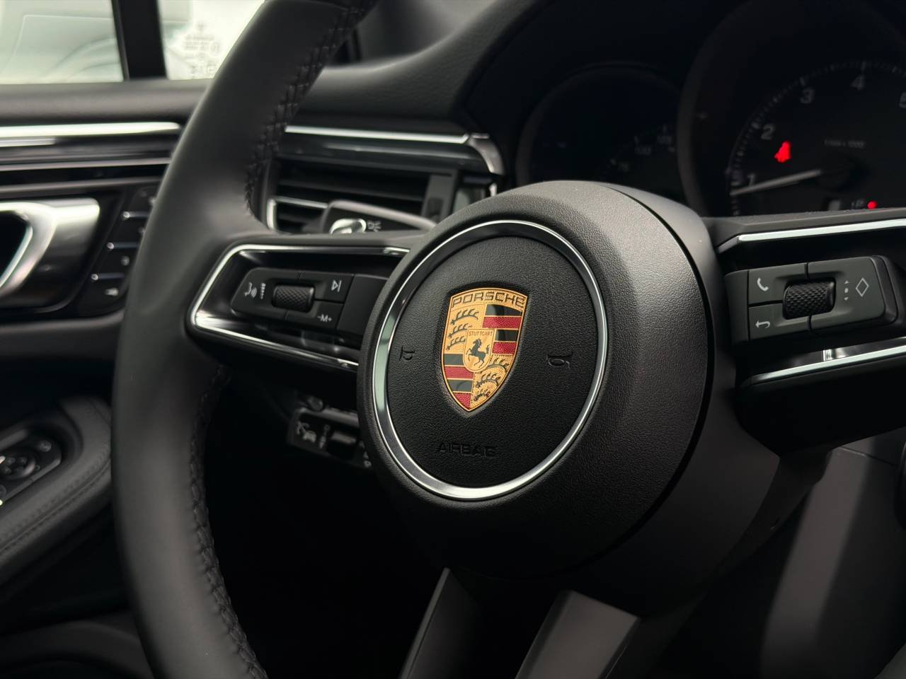 2026 Porsche Macan T - Photo 26