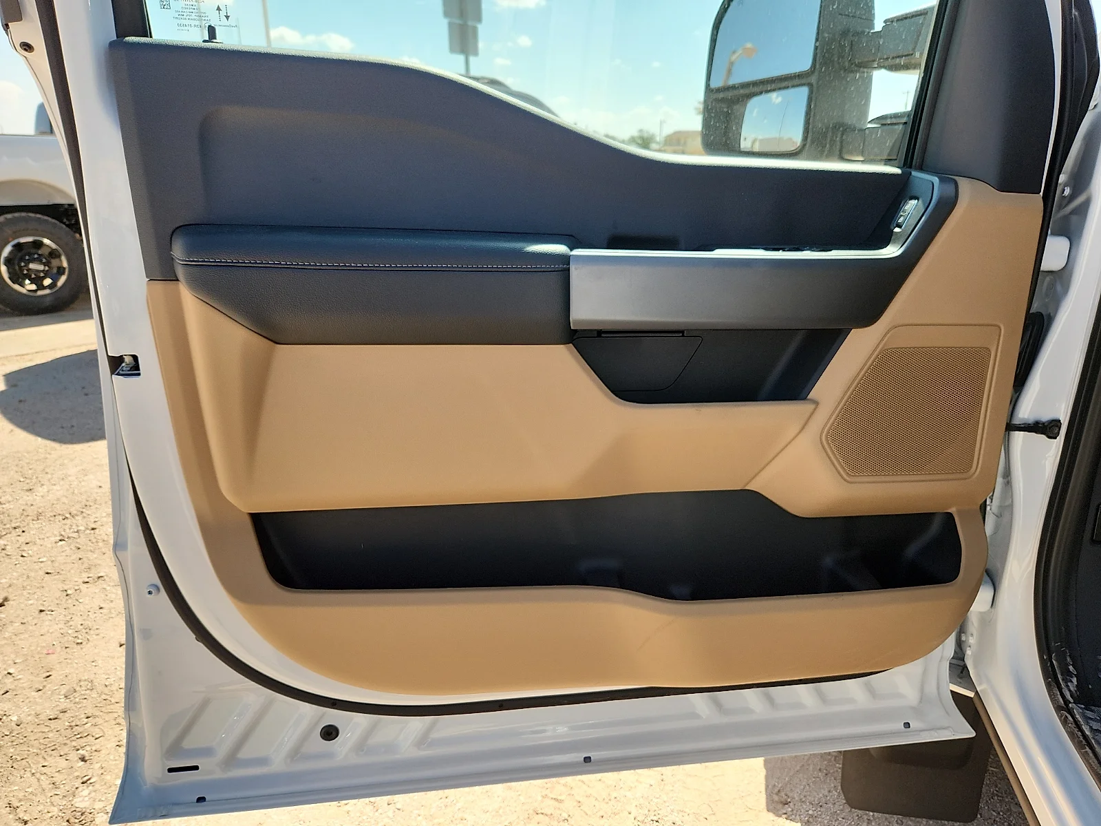 New 2027 Oxford White Ford XLT image 14