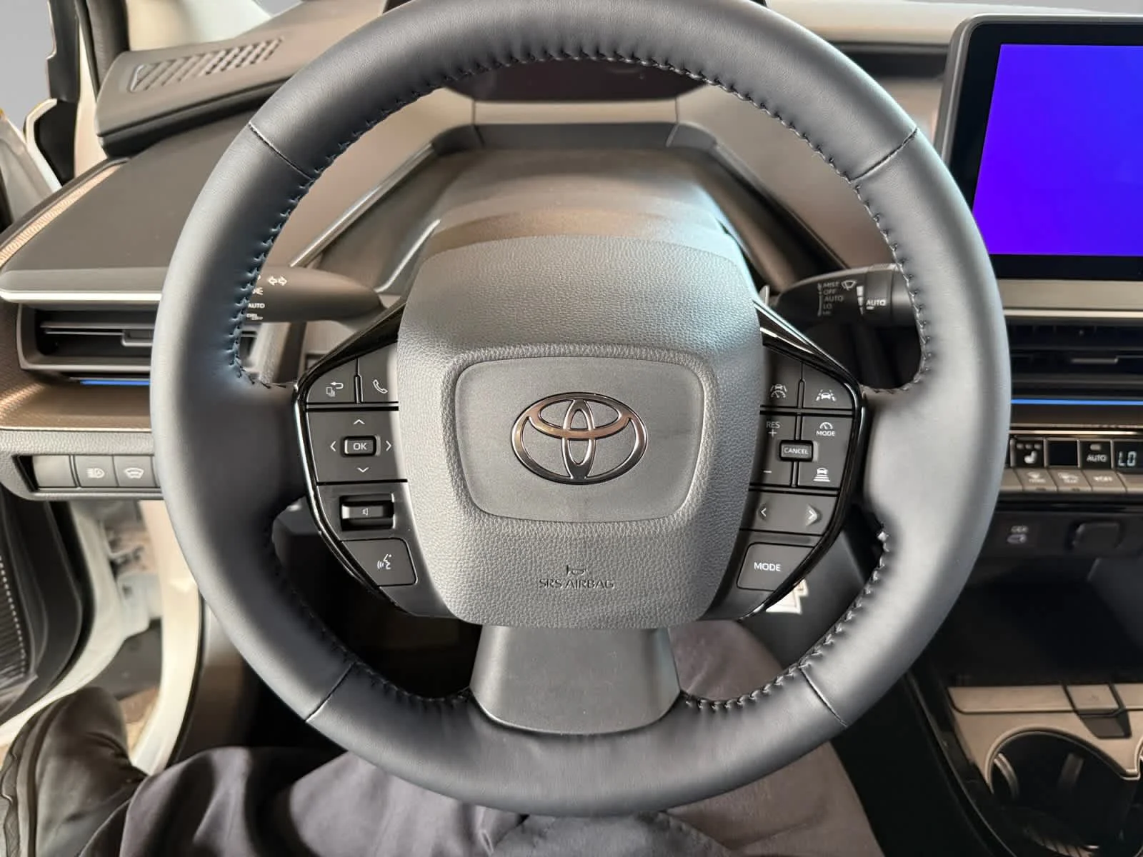 2027 Toyota Prius XLE - Photo 13
