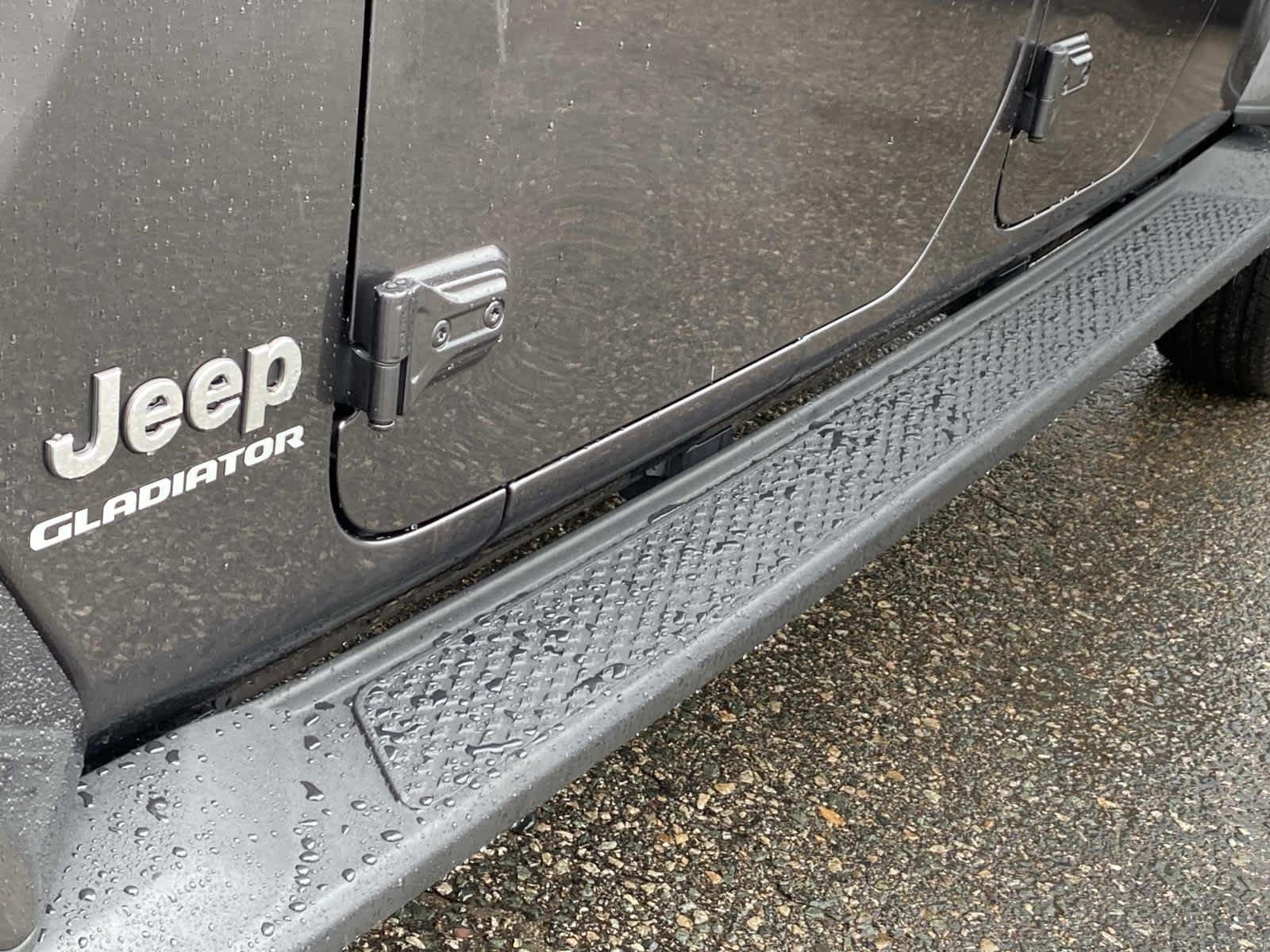 Used 2022 Granite Crystal Metallic Clearcoat Jeep Overland image 11