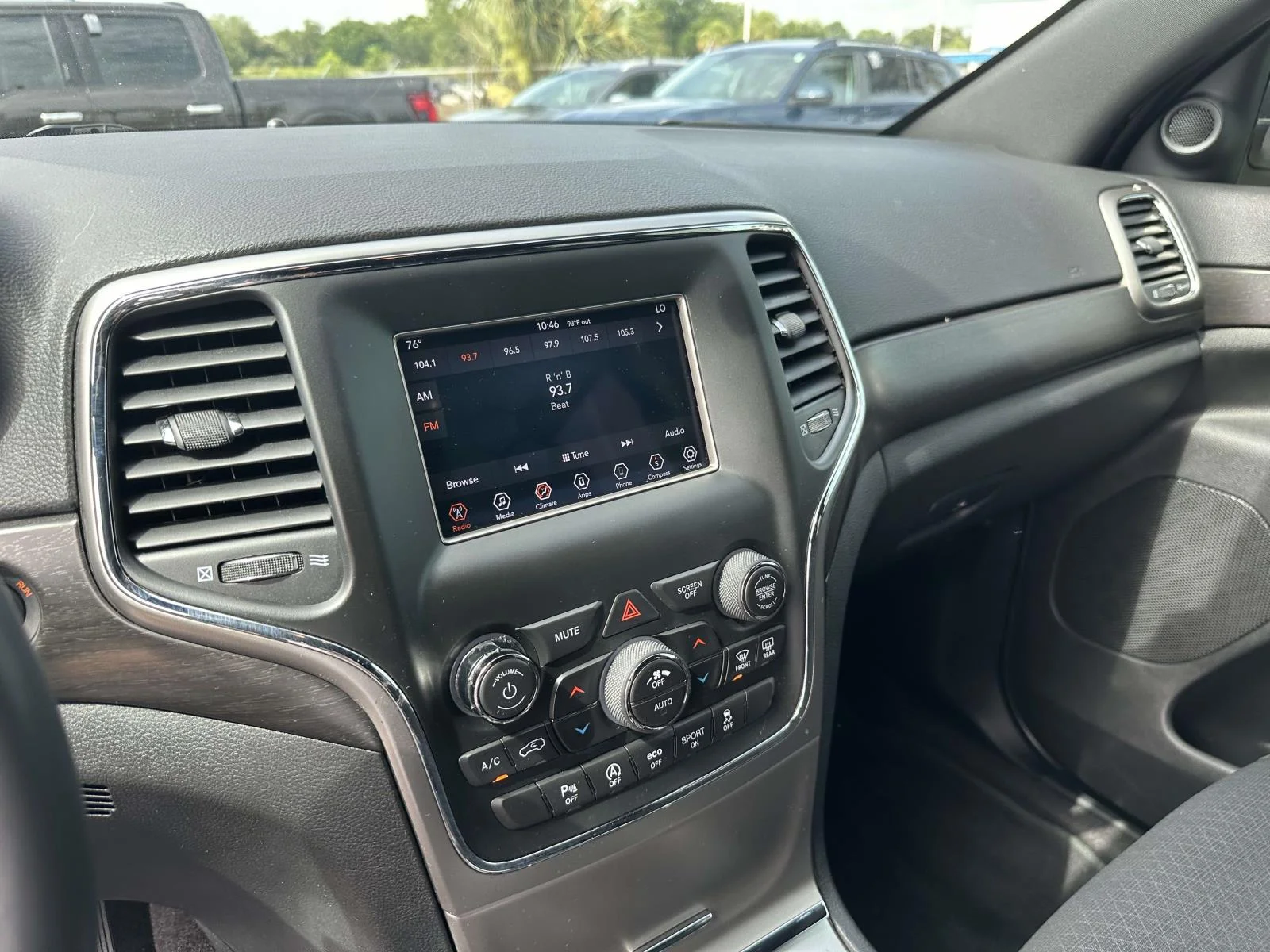 Used 2018 Bright White Clearcoat Jeep Laredo image 15