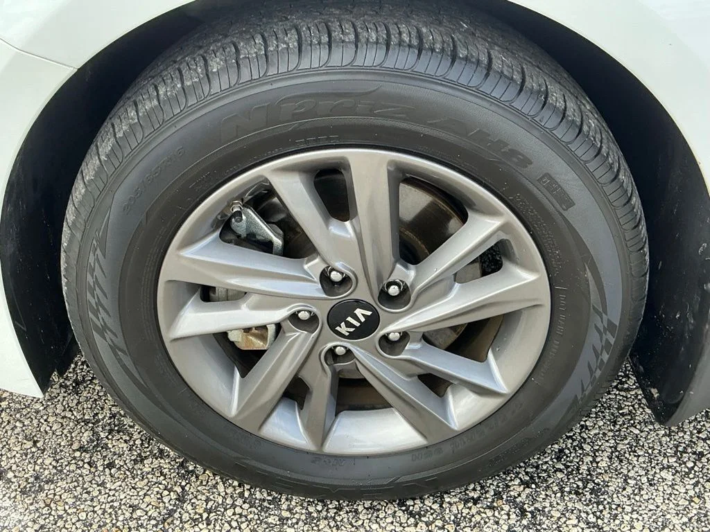 Used 2020 White Kia LX image 20