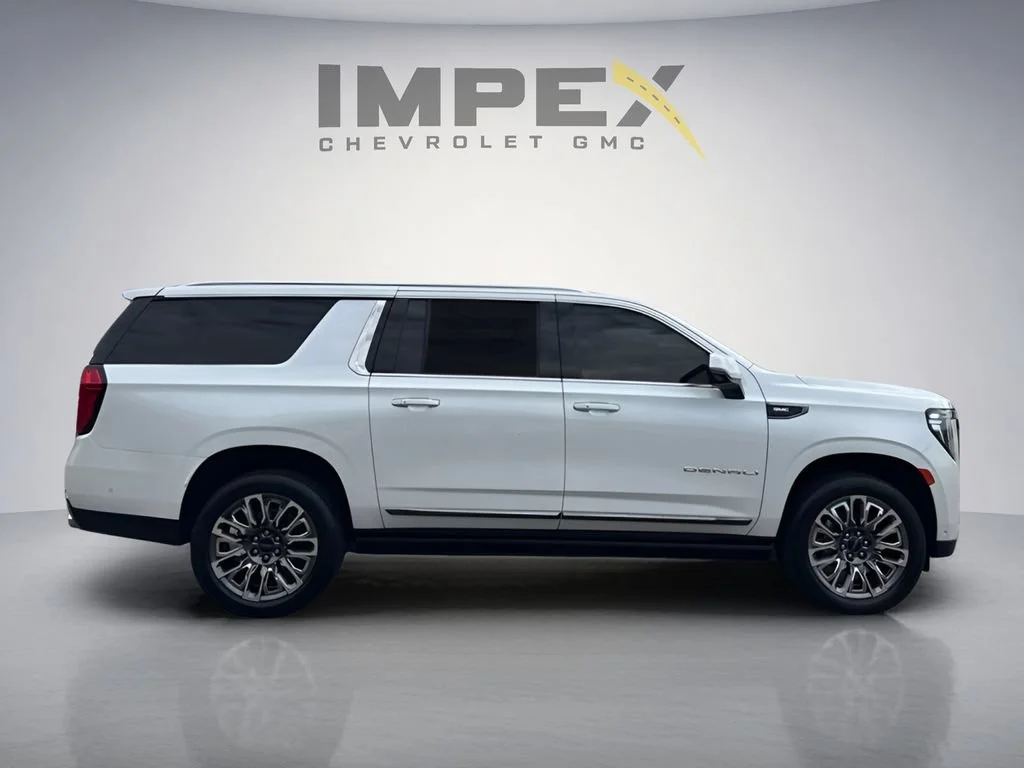 Used 2023 White Frost Tricoat GMC Denali Ultimate image 6