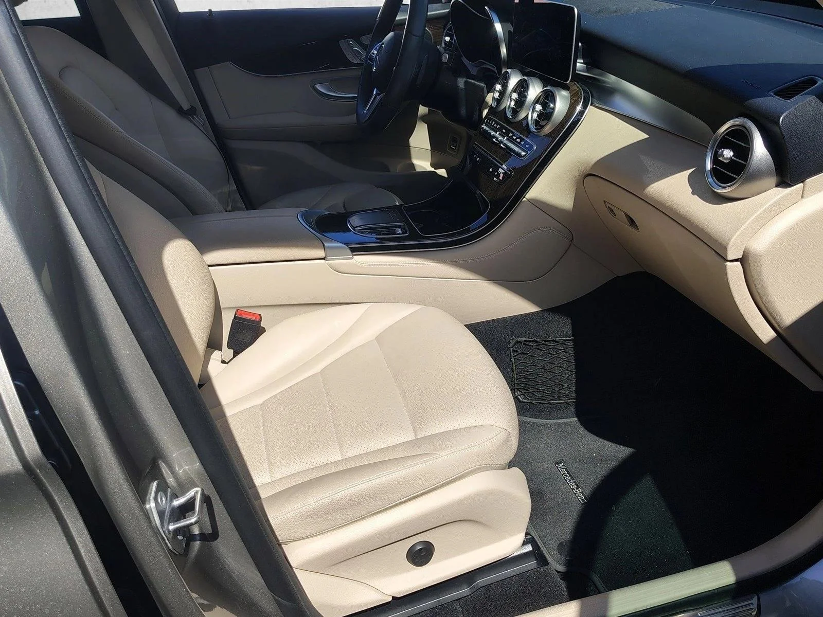 Used 2020 Mojave Silver Metallic Mercedes-Benz GLC 300 image 17