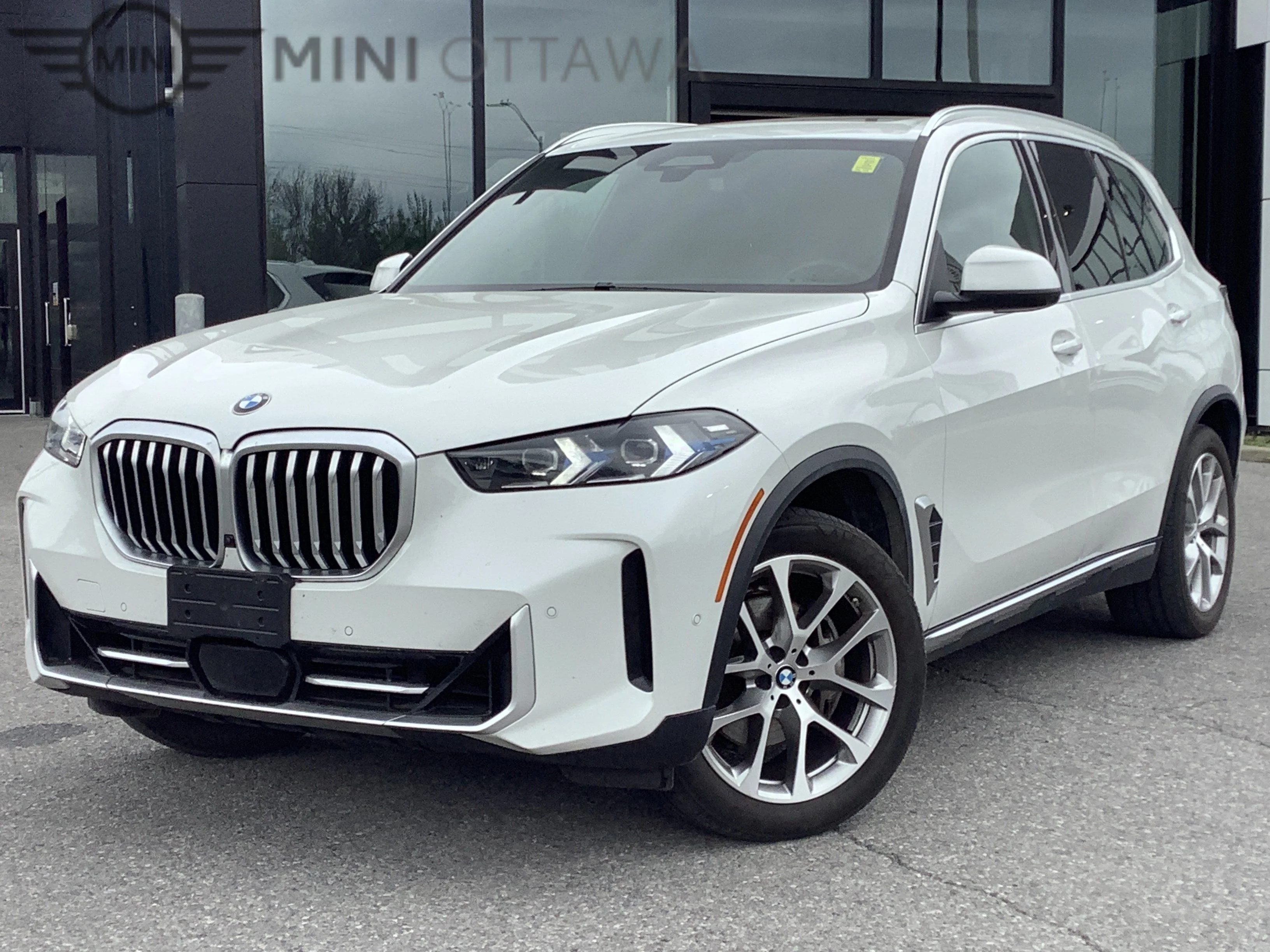 Used 2024  BMW xDrive40i image 1