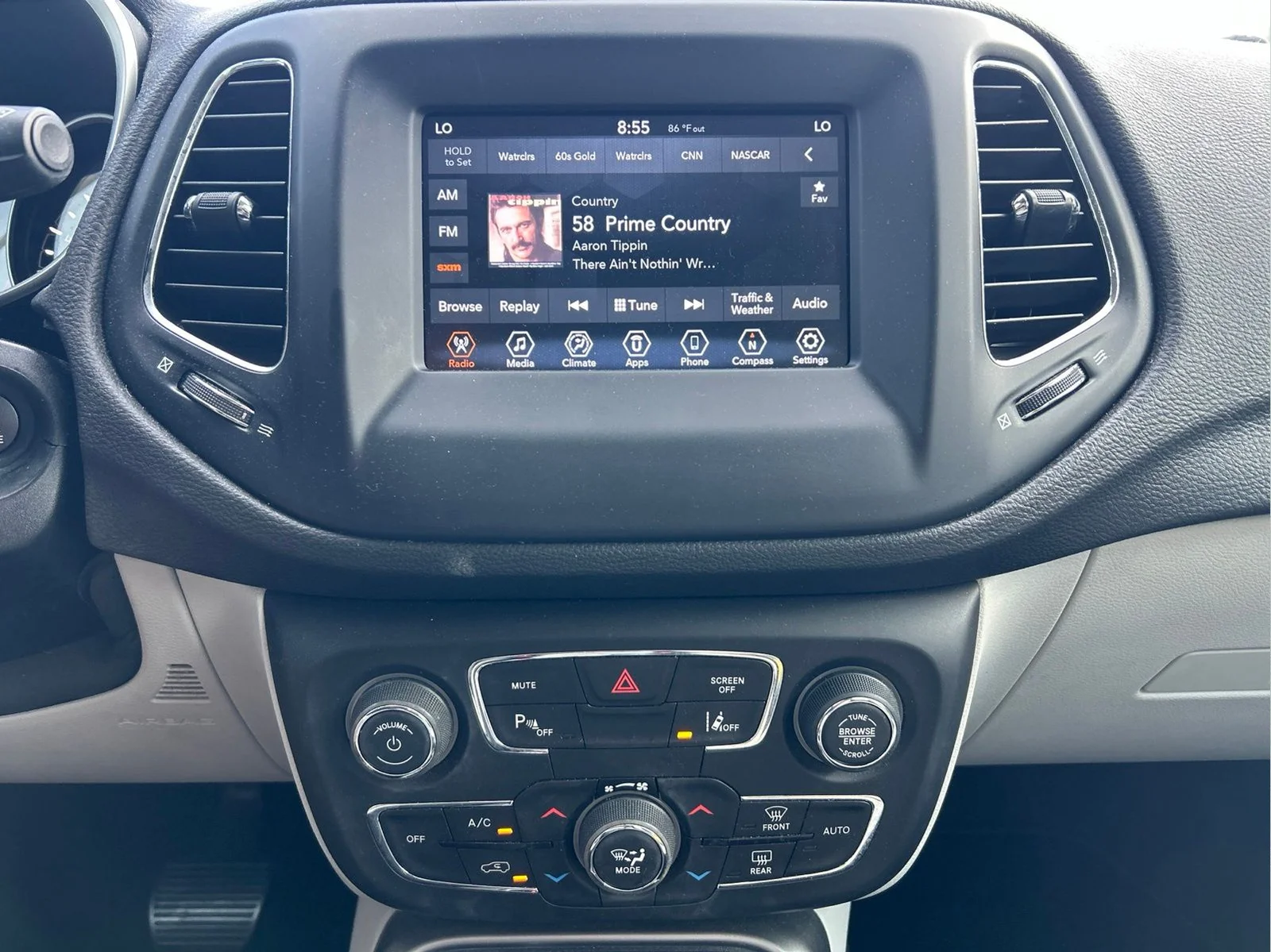 Used 2020 White Clearcoat Jeep Latitude image 17