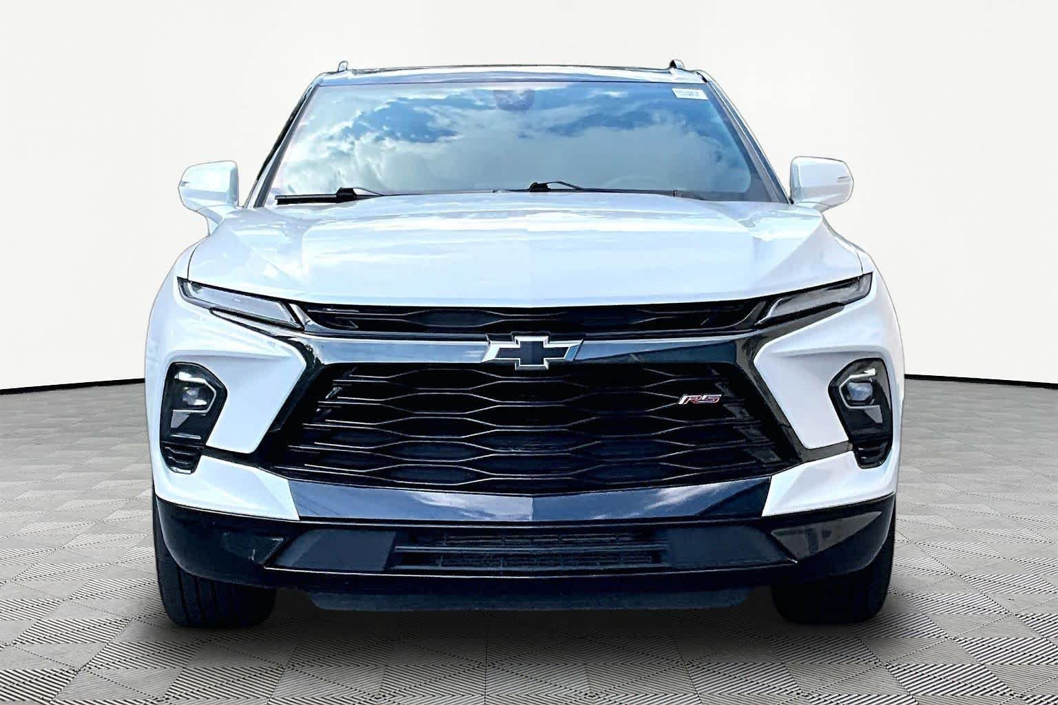 Used 2023 Iridescent Pearl Tricoat Chevrolet RS image 4