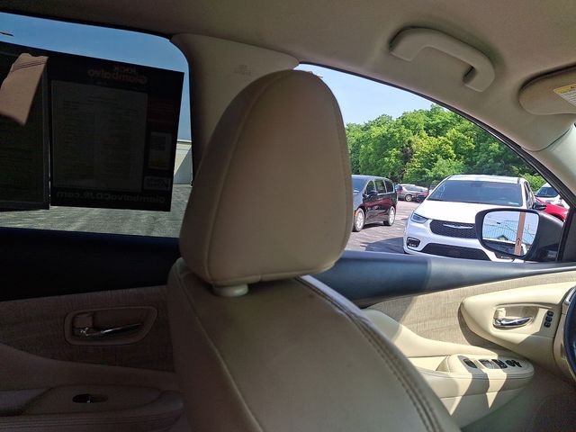 Used 2019 Brown Nissan SL image 13