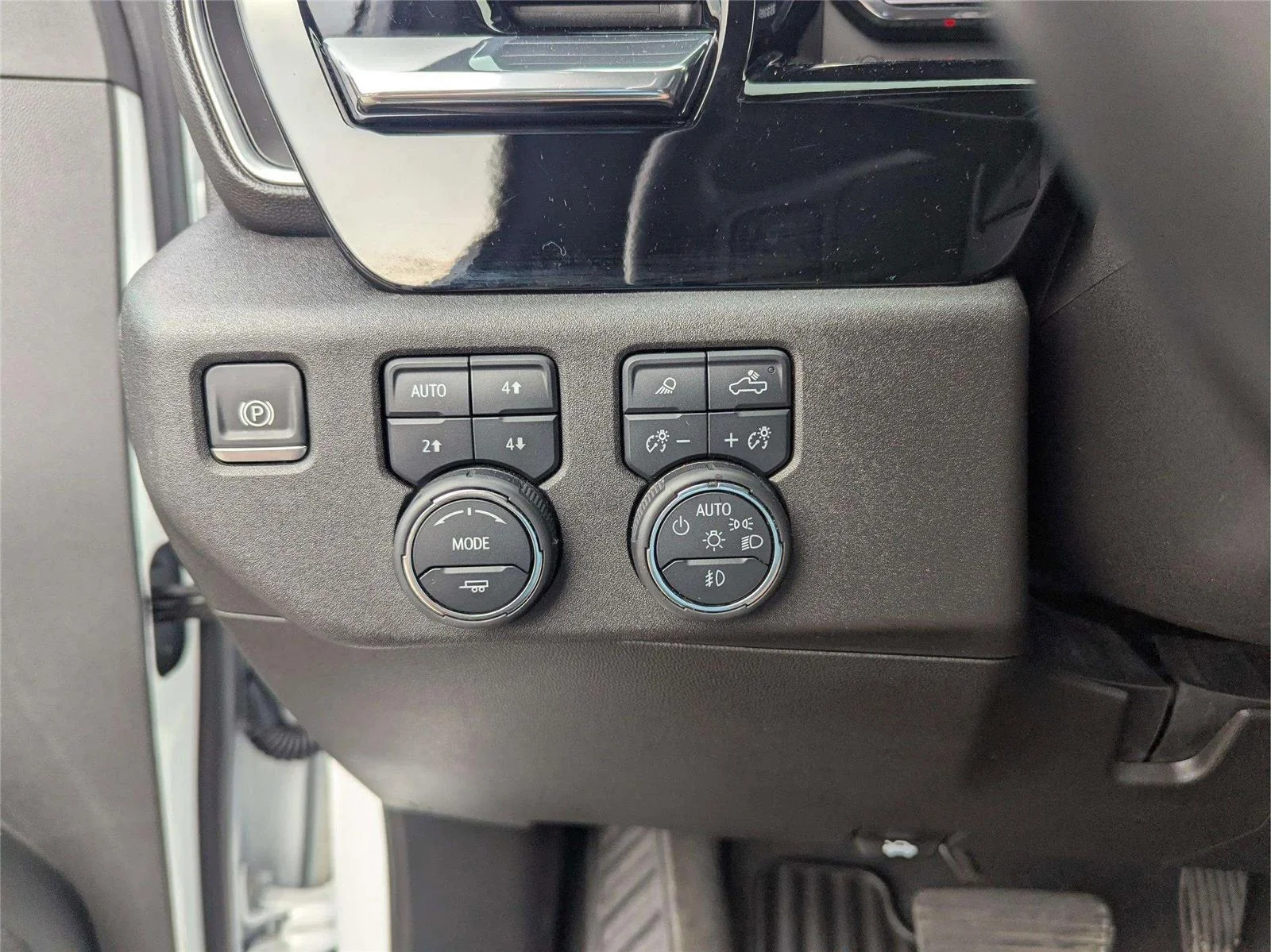 Used 2024 Summit White Chevrolet LTZ image 25