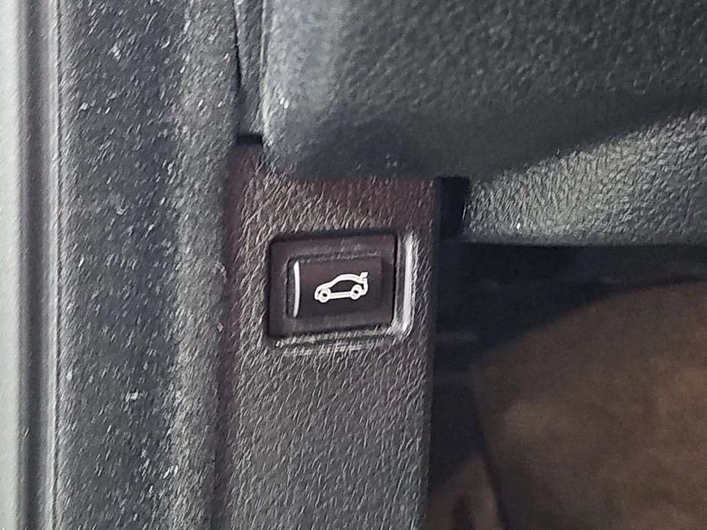 Used 2018 White BMW Base image 16