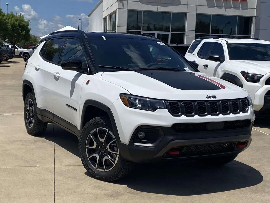 New 2026 Bright White Clear-Coat Exterior Paint Jeep Trailhawk image 29
