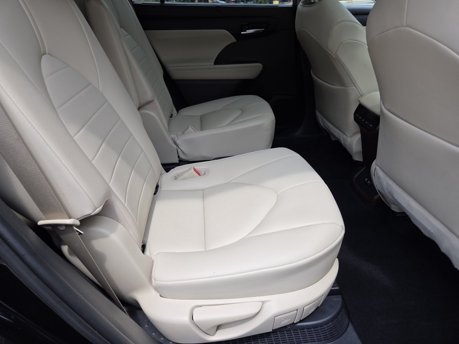 Used 2020 Midnight Black Metallic Toyota XLE image 26