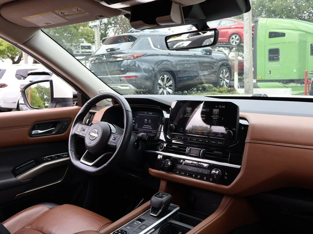 Used 2024 White Nissan Platinum image 32